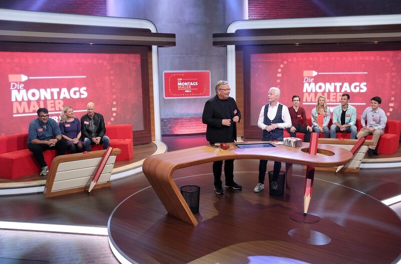 In jeder Sendung tritt ein Team von vier Prominenten gegen acht Kandidaten aus dem Südwesten an – vier Kinder und vier Erwachsene. Und wieder dreht sich alles um die Frage: Wer malt und rät am besten? v.li. Tarik Rose, Natalie Lumpp, Rüdiger Hofmann, Bernd Stelter, Guido Cantz, Konstantin Hens, Sandra Kegreis, Nikolas Neumann, Stefen Gneiting (TSV Ettlingen). – Bild: SWR/​Bavaria/​Frank Hempel