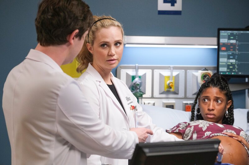 Morgan and Shaun’s pregnant patient with twins has pain, forcing the doctors to grapple with a decision no one wants to make; Shaun asks Lea to move back in despite her reservations. – Bild: Sony /​ Jeff Weddell /​ ABC /​ Sony Pictures /​ American Broadcasting Companies, Inc.