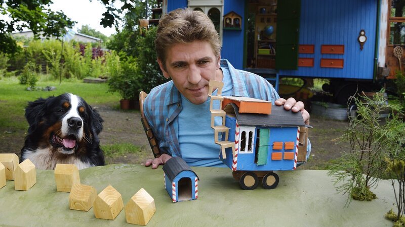 Fritz Fuchs (Guido Hammesfahr) baut ein Modell, um zu erforschen, woher die plötzlichen Überschwemmungen in Bärstadt kommen. – Bild: ZDF/​Antje Dittmann