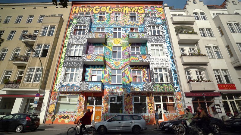 Die Gegend rund um den Stuttgarter Platz vereint die unterschiedlichsten Welten: Promi-Kiez, bürgerliches Charlottenburg und Treffpunkt der Drogenszene. Ein besonderer Blick auf den „Stutti“, wie ihn die Menschen, die hier leben nennen, durch die Augen seiner Bewohnerinnen und Bewohner – denn die übernehmen hier ein Stück weit die Regie. – Das Happy Go Lucky Hostel am Stuttgarter Platz. – Bild: rbb/​Anja Widell