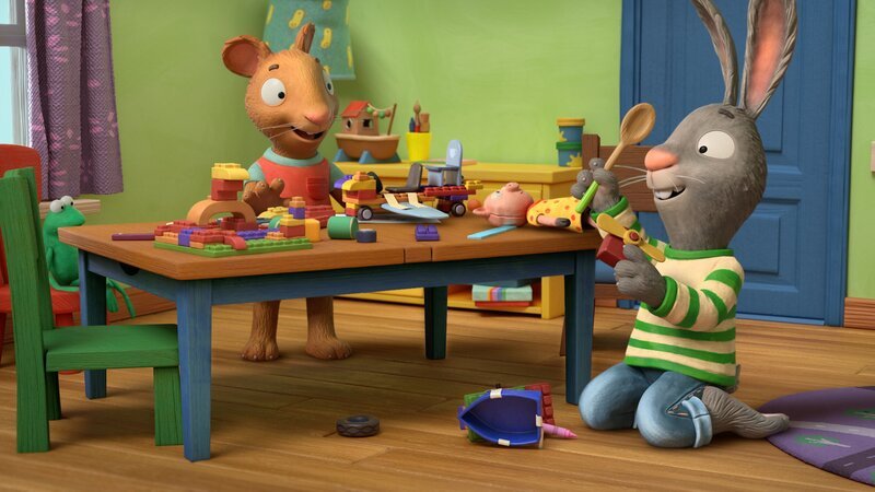 Pip und Posy konstruieren ein Flugzeug für Schweinchen. – Bild: ZDF/​Magic Light Pictures LTD 2023