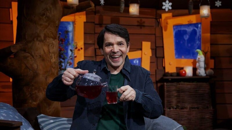 Juri hat sich heute Hagebuttentee gekocht und singt „Ein Männlein steht im Walde“. – Bild: KiKA