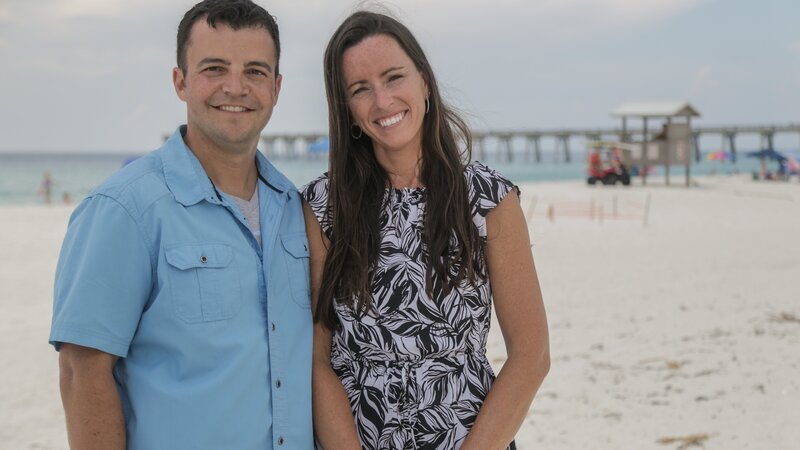 Homebuyers Josh and Cristina are searching Florida’s Emerald Coast for a waterfront home with enough space for their family of seven, as seen on HGTV’s Beach Hunters. – Bild: HGTV/​Scripps Networks, LLC. All Rights Reserved