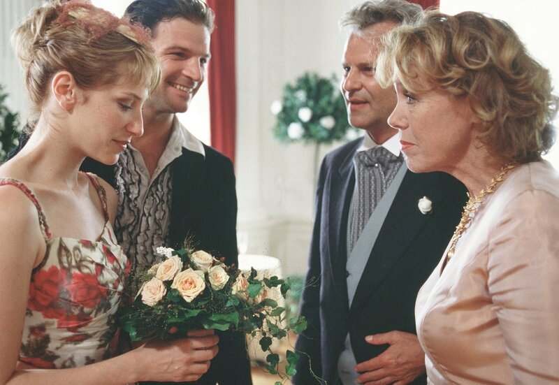 Charlotte (Gaby Dohm, re.) und Viktor (Peter Sattmann) sind davon gar nicht begeistert, dass Töchterchen Sandra (Chiara Schoras, li.) ausgerechnet den windigen Sven (Misel Maticevic, 2. v. li.) heiraten will. – Bild: HR/​ARD/​Degeto/​Wolfgang Meier