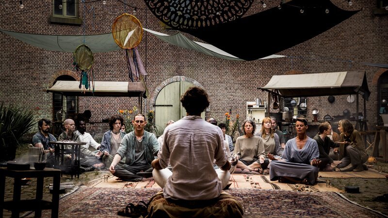 Doro Decker (Alina Levshin, r.) hat sich in die Sekte eingeschleust und versucht, Meike (Janina Stopper, 2. v. r.) zu warnen. – Bild: ZDF und Sofie Silbermann