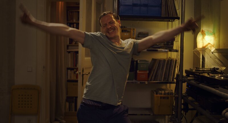 Kenn (Gerdy Zint) tanzt. – Bild: ZDF und Sina Eslami