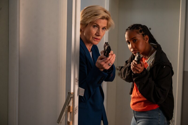In einem Hochhaus stürzt eine Krankenpflegerin vom Balkon in die Tiefe. Der Tatort wird versiegelt, doch als sich die Kommissarinnen Martina Seiffert (Astrid M. Fünderich, l.) und Toni Kidane (Iman Tekle, r.) noch einmal in der Wohnung umsehen möchten, entdecken sie, dass sich jemand unbefugt Zutritt verschafft hat. Wollte die Tatperson Beweismittel oder Spuren vernichten? – Bild: ZDF und MARKUS_FENCHEL