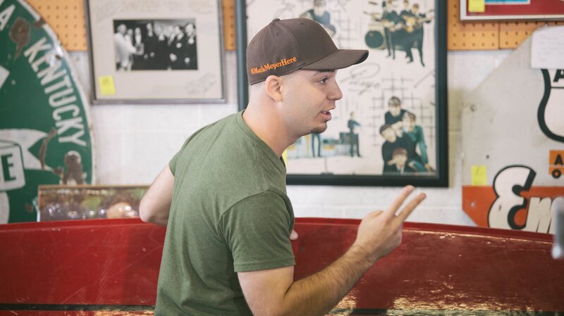 A vintage longboard calls to Mark during the Nashville auction preview. – Bild: The Travel Channel, L.L.C.