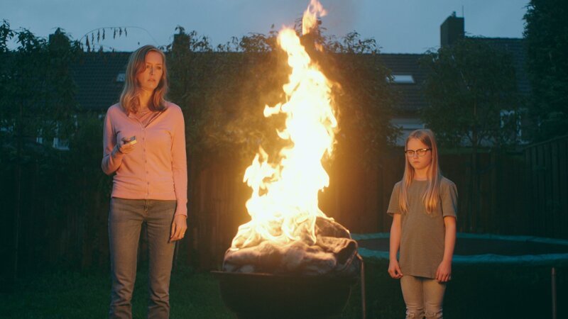 Irma (Elisa Beuger, li.) und Floor (Bobbie Mulder, re.) verbrennen ihre Jacken. – Bild: „Bild: ND …