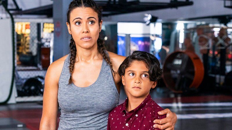 „The Fighter“ – The God Account sends Miles the name of Elena (Cynthia Sosa), a social worker who began training in mixed martial arts to help heal the emotional wounds of a traumatic experience. Also, Arthur is torn between a professional opportunity and promises he made to his fiancé, Trish, and Rakesh attempts to track down the artist behind the mysterious painting that Miles and Cara found in Paris. Pictured L to R: Cynthia Sosa as Elena and Adrian Raio as Gabe. – Bild: Barbara Nitke/​Warner Bros. Entertainment Inc.