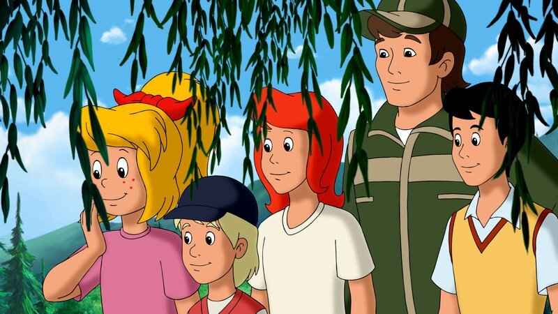 Förster Buchfink (2.v.r.) ist stolz auf die Kinder und das beherzte Eingreifen von Bibi (l.) und Tina (M.). Die Biber haben sich tatsächlich am Seitenkanal des Baches angesiedelt. – Bild: ZDF und Kiddinx – Berlin