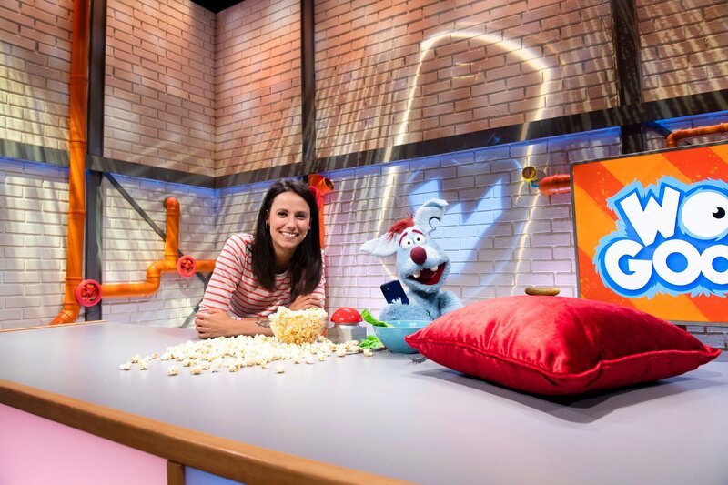 Woozle (re.) möchte sich als Eiskunstläufer versuchen und damit sogar bei den Woolympischen Winterspielen antreten. Außerdem steht bei Maria (li.) und Woozle ein Filmabend an. Ohne Explosionen und Erfindungen, dafür mit Popcorn. – Bild: Annette Etges/​SUPER RTL