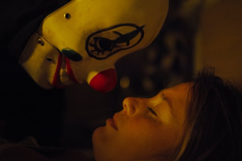 In der Nacht bricht ein Stalker in die Wohnung der Studentin Mina Schreiber (Bianca Nawrath) ein. Was hat er vor? – Bild: ZDF und Jochen Braune