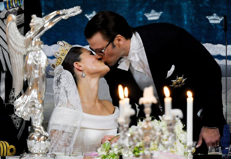 Am 19. Juni 2010 schließen der bürgerliche Daniel Westling und die schwedische Kronprinzessin Victoria den Bund der Ehe. Eine Liebesgeschichte mit Happy-End. Wie andere Paare, mussten die beiden um ihre Liebe kämpfen. Denn die Skepsis ist immer noch groß, wenn ein Royal unter Stand heiraten möchte. – Bild: tt news agency /​ sandberg, fredr /​ ZDF