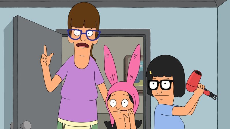 Als Louise (M.) ein Loch im Zahn hat, flüchtet sie aus der Zahnarztpraxis zu ihrer Tante Gail (l.). Kann Tina (r.) sie überreden, wieder mit nach Hause zu kommen? – Bild: Comedy Central