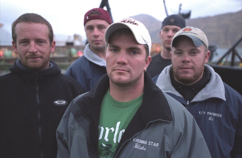 DCI ID: DEADLIEST CATCH 3.104  Description: Maverick crew: Deck Boss Scott Templin, Deckhand Mike Johnson, Captain Blake Painter, Engineer Marvin Johnson, Greenhorn Ed Green. As seen in Deadliest Catch. – Bild: Discovery Communications