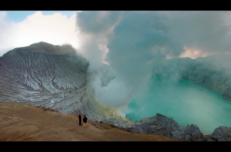 Der Kratersee des Ijen fungiert als Sammelbecken für Niederschläge. Hier zeigt sich auch die Aktivität des Vulkans: Stark schwefelhaltige Gase steigen in großen Mengen aus den Erdspalten. – Bild: Picasa