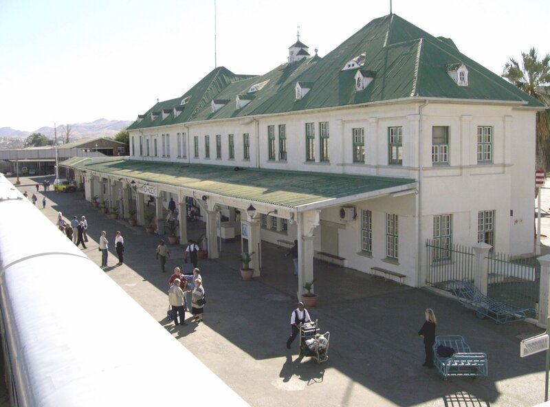 Der Desert-Express im Bahnhof Windhoek. – Bild: SWR