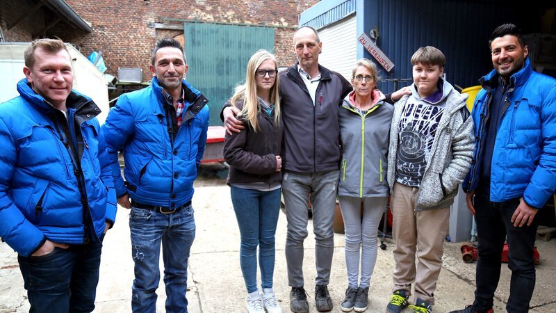 Aufgrund von schweren Schicksalsschlägen und einer längeren Arbeitsunfähigkeit hat sich bei Michael (mi.) und Lydia (3ter re.) ein großer Schuldenberg angesammelt. Doch nicht nur sie, sondern auch ihre Kinder Christina (3ter li.) und Sascha (2ter re.) leiden unter der finanziellen und seelischen Last. Durch den Verkauf von jahrelang angesammelten Trödel, soll wieder Geld in die Familienkasse gespült werden. Wer könnte da besser helfen als die RTL II-Trödelprofis Otto Schulte (li.), Mauro Corradino (2ter li.) und Sükrü Pehlivan (re.)? – Bild: RTL II