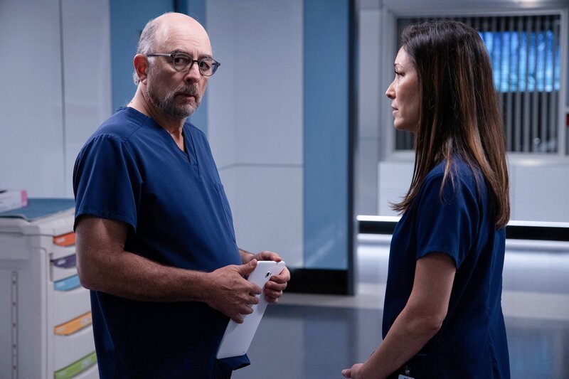 L-R: Dr. Aaron Glassman (Richard Schiff) und Dr. Audrey Lim (Christina Chang) – Bild: Liane Hentscher /​ Sony /​ American Broadcasting Companies, Inc.
