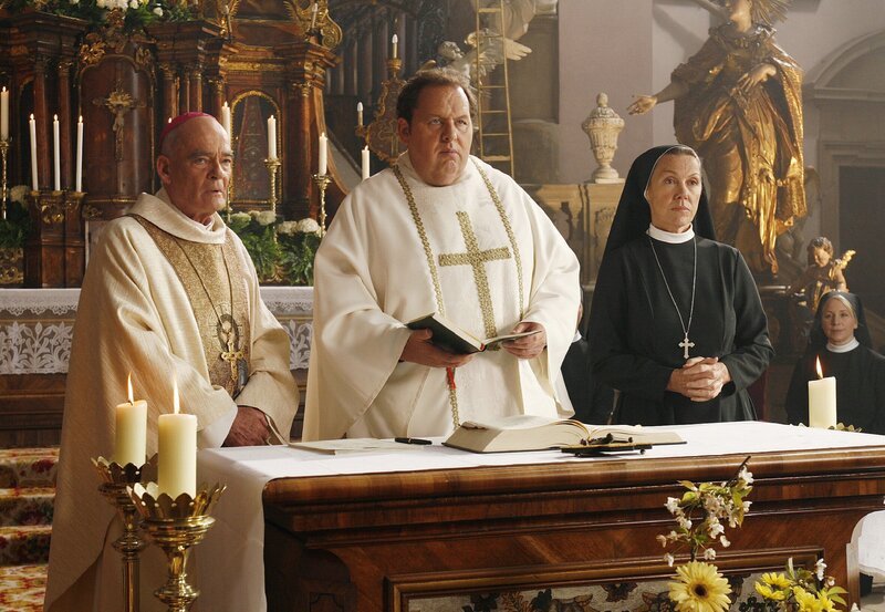Die Äbtissin (Gabi Dohm, 2.v.re.) vertraut Pfarrer Braun (Ottfried Fischer, Mitte) und Bischof Hemmelrath (Hans-Michael Rehberg) eine wichtige Aufgabe an. – Bild: ARD Degeto/​Diane Krüger