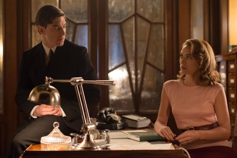 Pedro Infantes (Adrián Lastra, l.); Clara Montesinos (Marta Hazas, r.) – Bild: ProSiebenSat.1 Media SE