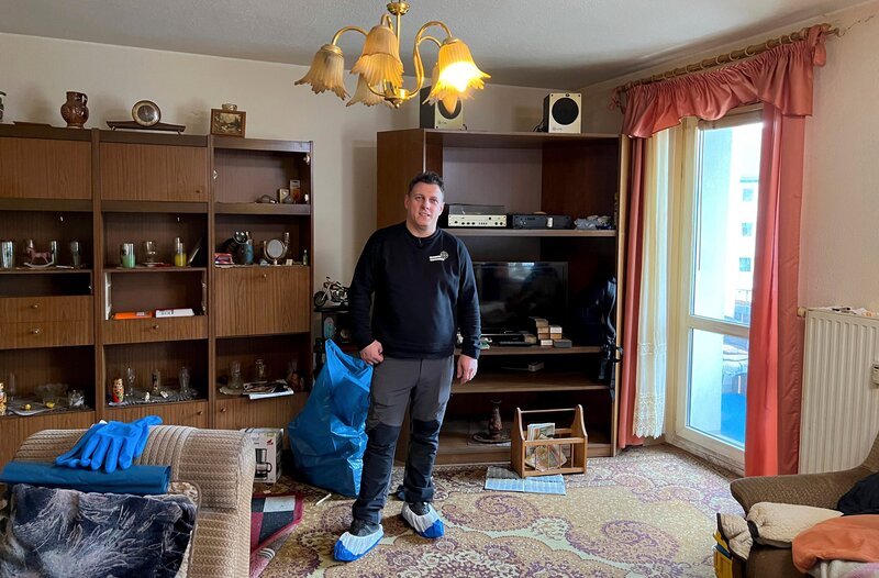 Tatortreiniger Thomas Kundt im Wohnzimmer einer zu räumenden Wohnung. – Bild: MDR/​Mia Media Leipzig/​Carl Schwarz