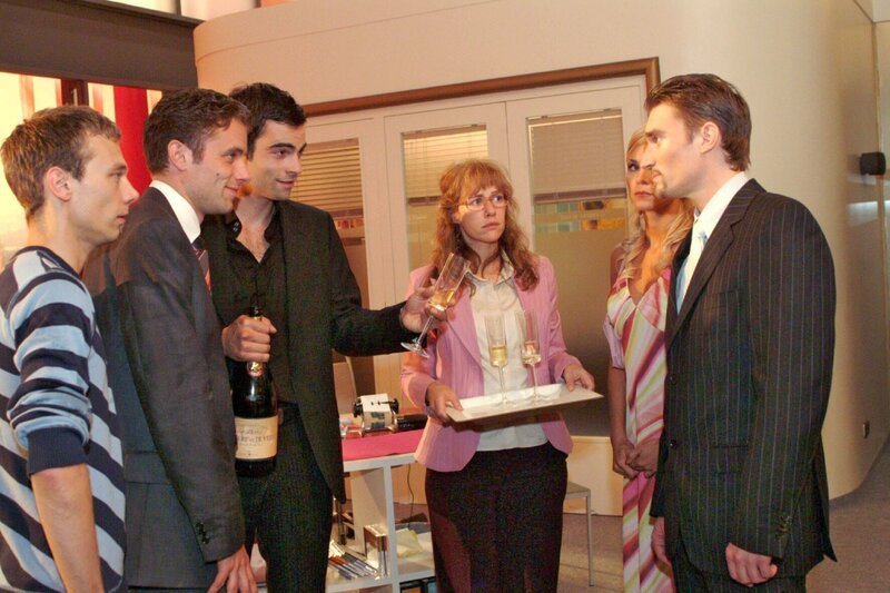 Ausgelassen feiern Jürgen (Oliver Bokern, l.), Max (Alexander Sternberg, 2.v.l.) und David (Mathis Künzler, 3.v.l.), dass „B.STYLE“ die Aktienmehrheit an Kerima Moda übernommen hat – nur Lisa (Alexandra Neldel, 3.v.r.) ist nicht wohl dabei, den Sieg vor Richard (Karim Köster, r.) und Sabrina (Nina-Friederike Gnädig, 2.v.r.) zu genießen. – Bild: SAT.1 /​ Monika Schürle