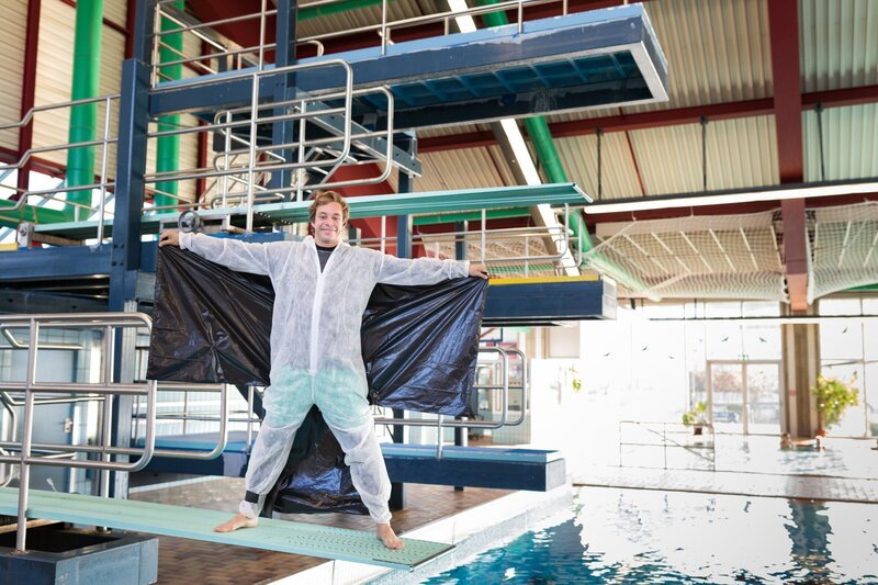 Checker Tobi trägt seinen selbst gebastelten Fluganzug, der seinen Fall bremsen soll. – Bild: BR/​megaherz gmbh/​Hans-Florian Hopfner