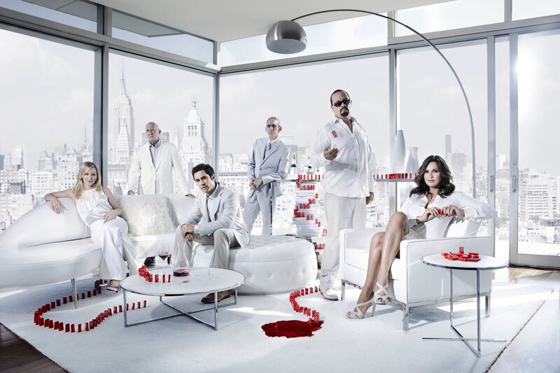 L-R: Kelli Giddish (Amanda Rollins), Dann Florek (Donald Cragen), Danny Pino (Nick Amaro), Richard Belzer (John Munch), Ice-t (Odafin „Fin“ Tutuola), Mariska Hargitay (Olivia Benson) – Bild: RTI S.p.A. Interactive Media /​ Mediamond S.p.a. /​ RTI spa /​ Gruppo Mediaset