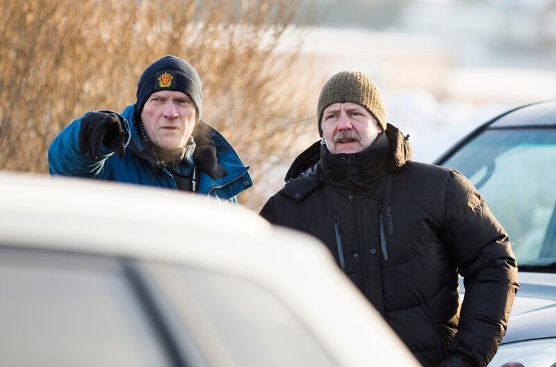 Kommissar William Wisting (Sven Nordin, l.) und sein Kollege Nils Hammer (Mads Ousdal) ermitteln nach Leichenfunden. – Bild: ARD Degeto/​Wisting Production A/​S/​Dag Nordsveen