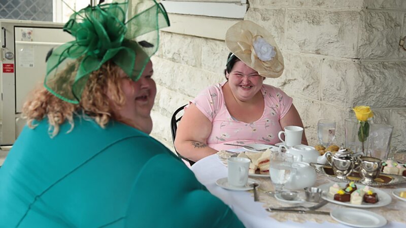 Tammy, Amy, and their mother, Darlene, spend Mother’s Day having high tea and an etiquette lesson with „Kentucky’s Etiquette Lady“, Valarie Roberts. – Bild: Discovery Communications, LLC