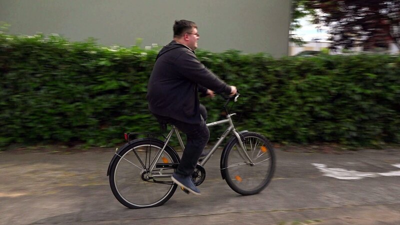 Pascal bekommt ein Fahrrad von Michael, das perfekt in sein Fitnessprogramm passt. – Bild: RTLZWEI