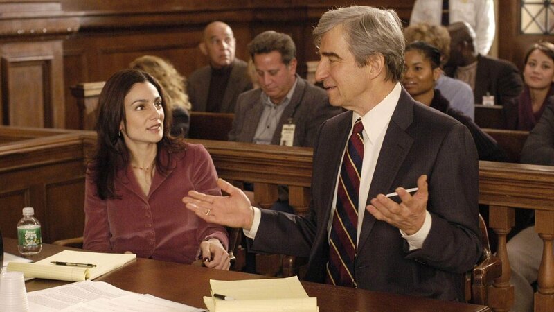 Staatsanwalt McCoy (Sam Waterston) hat Mühe dem Studenten den Mord nachzuweisen, da es ihm an geeigneten Zeugen fehlt. Noch dazu hat der reiche Vater des Angeklagten eine Star-Anwältin engagiert, die eine ausgeklügelte Verteidigung präsentiert … (li. Annie Parisse als Alexandra Borgia) – Bild: RTL