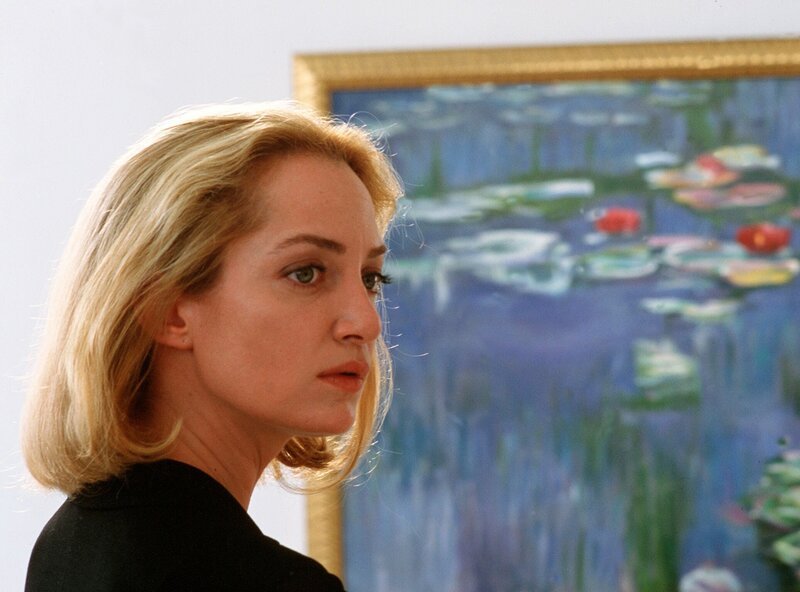 Endlich hat Isabelle (Natalia Wörner) den „Seerosenteich“ von Claude Monet ersteigern können. – Bild: MDR/​ARD/​Degeto/​Pascal Perich
