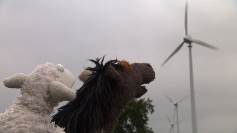 Pferd und Wolle machen sich auf Günnis Tipp hin auf zu einem Windpark. – Bild: NDR/​Sesame Workshop