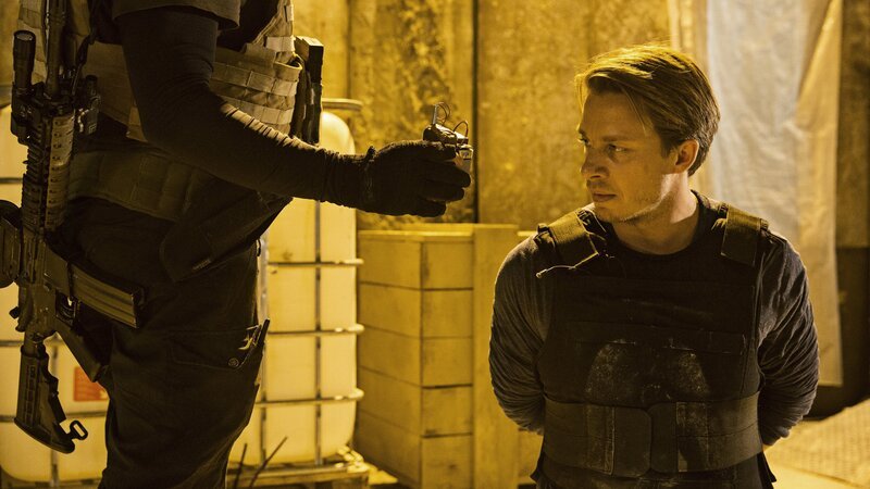 Philip (Johannes Lassen) stellt sich unbewaffnet dem Geiselnehmer. – Bild: ZDF/​Christian Geisnæs