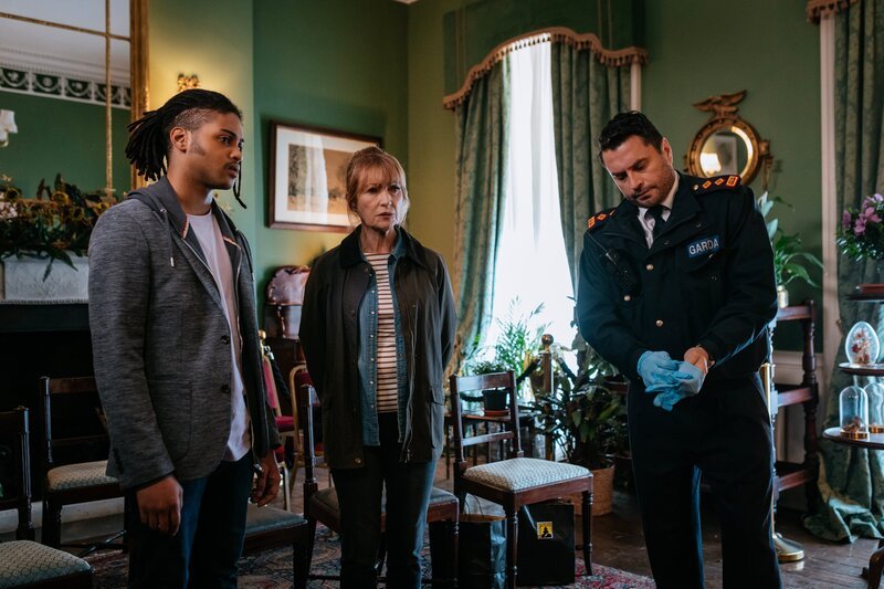 Von links: Fergus (Rohan Nedd), Harry (Jane Seymour) und Charlie (Kevin J. Ryan): Sie untersuchen den Raum, in dem der Gärtner Graham während seines Vortrags ums Leben kam. – Bild: Szymon Lazewski/​AcornTV /​ ZDF