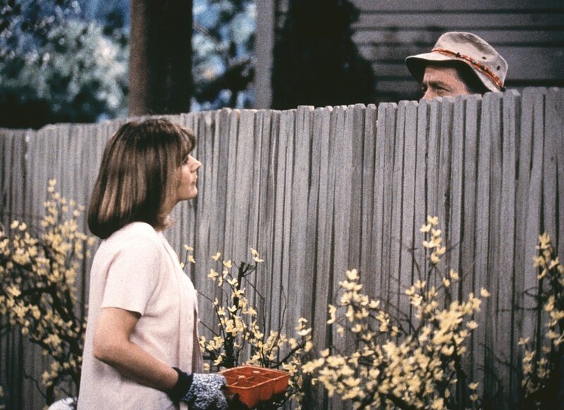 Jill (Patricia Richardson) holt sich Rat bei Nachbar Wilson (Earl Hindman). – Bild: MG RTL D /​ Touchstone Tele