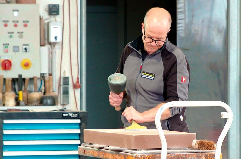 Andreas Müller, Mitarbeiter bei der Bildhauerei Huber in Oberkirch im Schwarzwald, bearbeitet einen Sandstein. – Bild: SWR/​teamWERK/​Dirk Schwarz