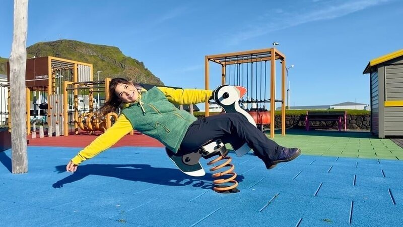 Anna entdeckt, dass sich auf Vestmannaeyjar wirklich alles um die Papageitaucher dreht. Die Insel-Bewohner haben die putzigen Vögel zu ihrem Maskottchen erklärt. – Bild: BR/​BILD+TEXT Medienproduktion GmbH & Co. KG/​Katharina Brackmann