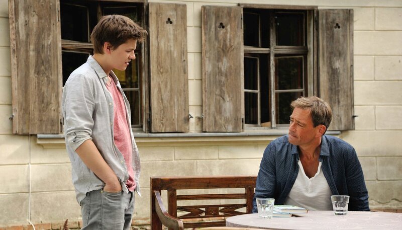 Paul (Tom Böttcher, li.) lässt seinen Vater Michael (Jan Sosniok), der aus heiterem Himmel auftaucht, erst einmal auflaufen. – Bild: ARD Degeto/​Hardy Spitz