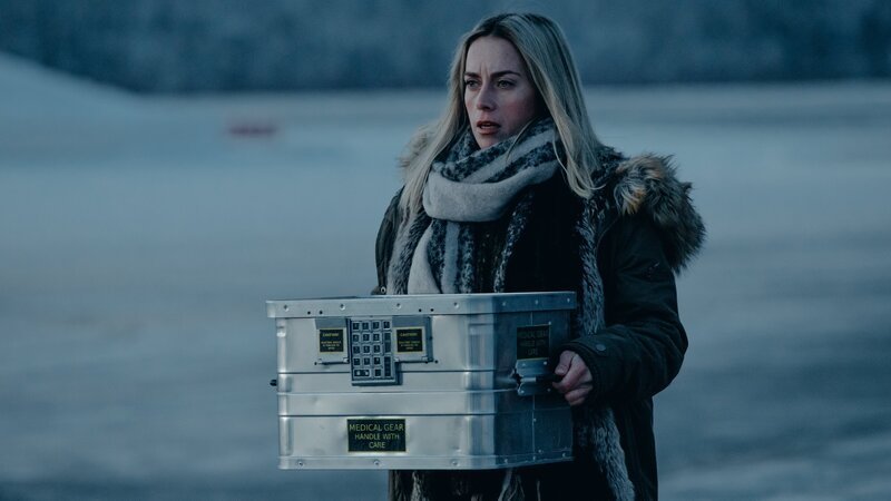 Nina Kautsalo (Iina Kuustonen) wartet darauf, Dr. Thomas Lorenz die entscheidenden Blutproben zur endgültigen Vernichtung des Jemen-Virus übergeben zu können. – Bild: ZDF und Hannele Majaniemi