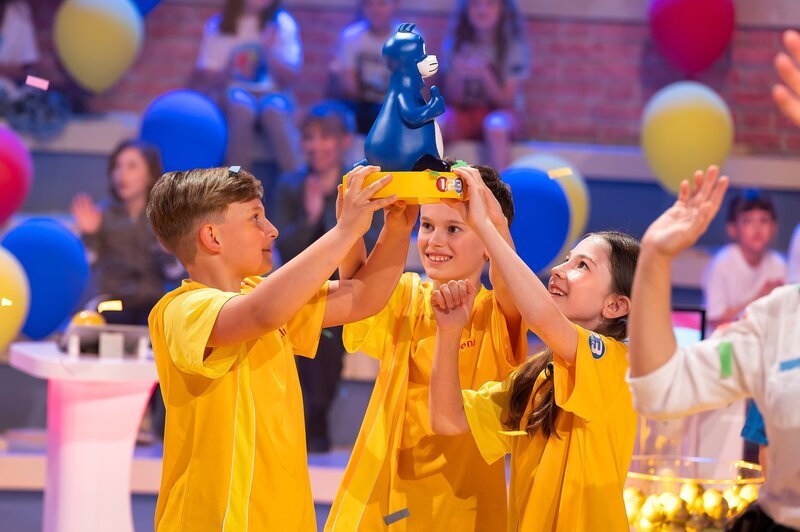 Das Rateteam aus Sinsheim/​Reihen/​Österreich freut sich über den Sieg. – Bild: Ralf Wilschewski /​ ZDF