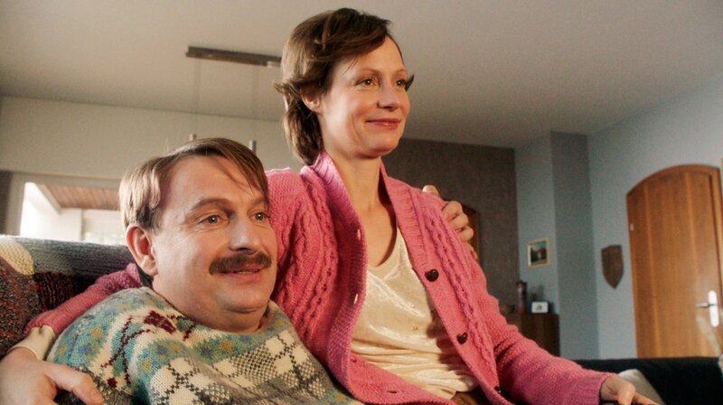 Hans-Jochen „Hajo“ Lohmann (Peter Trabner) und Birgit „Biggi“ Lohmann (Katharina Marie Schubert). – Bild: HR