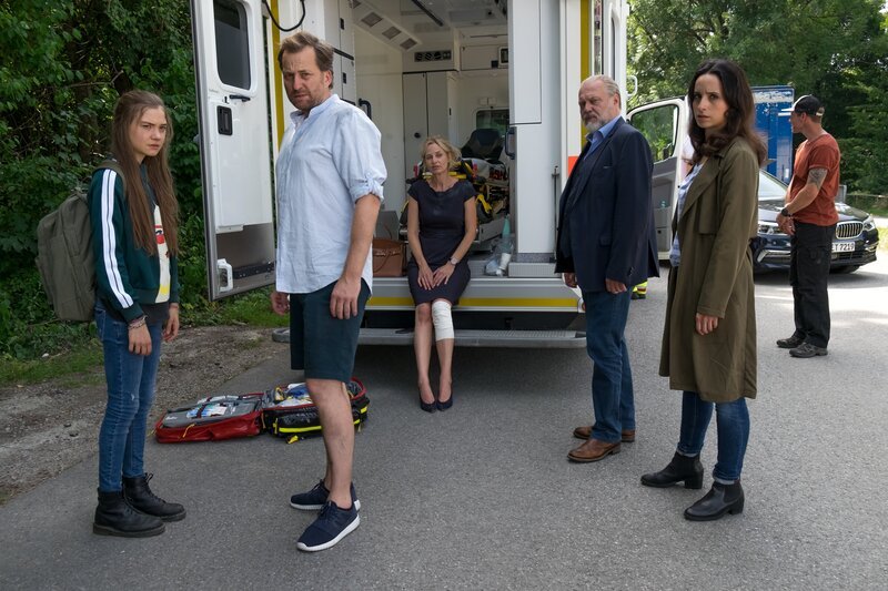 Mike Elsner (Christian Erdmann, 2.v.l.) und seine Frau Tanja Elsner (Franziska Schlattner, M.) hatten gerade einen schweren Verkehrsunfall. Hauptkommissar Richard Voss (Jan-Gregor Kremp, 2.v.r.) und Annabell Lorenz (Stephanie Stumph, r.) befragen die beiden am Unfallort, als plötzlich deren Tochter Lilli (Hannah Schiller, l.) auftaucht. – Bild: Erika Hauri /​ ZDF und Erika Hauri
