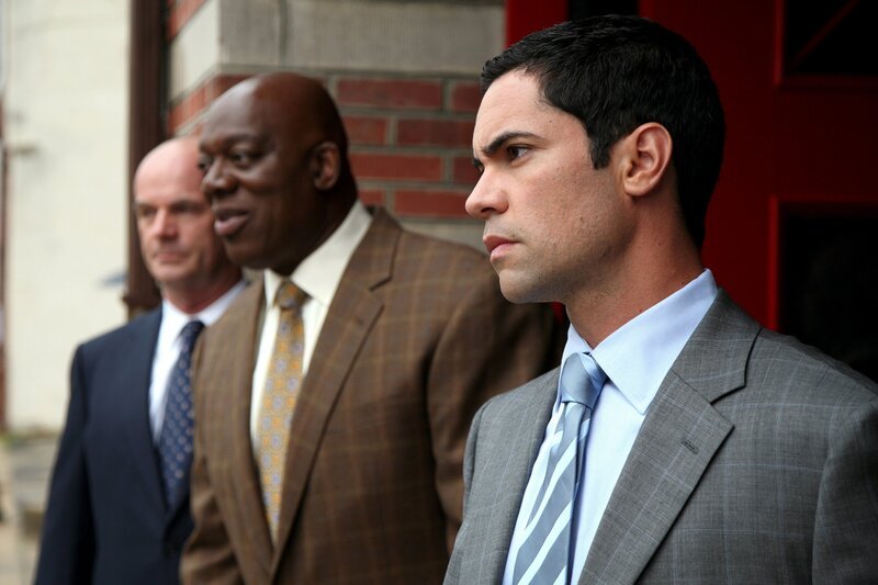 Will (Thom Barry, M.), Scott (Danny Pino, r.) und John (John Finn, l.) – Bild: Warner Bros. Entertainment Inc.