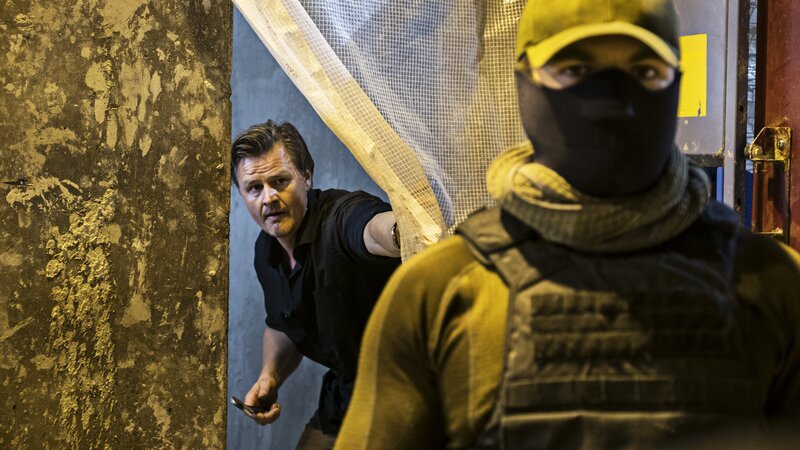 Geisel Joachim (Michael Asmussen) schleicht sich an Kidnapper ran. – Bild: ZDF/​Christian Geisnæs