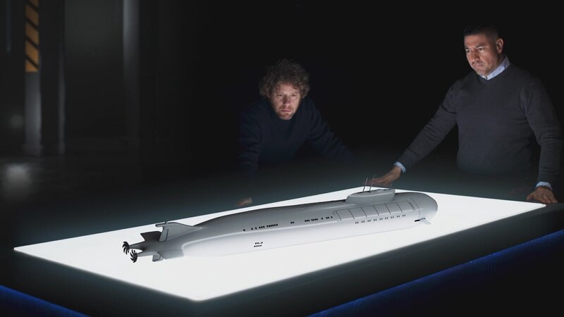 Modern historian Dr. Sascha Auerbach and Marine Engineering Assoc. Professor Dr. Eddie Blanco-Davis look on at the damaged wreck of the Kursk submarine as it lies on the seabed. (Blink Films UK) – Bild: Blink Films UK