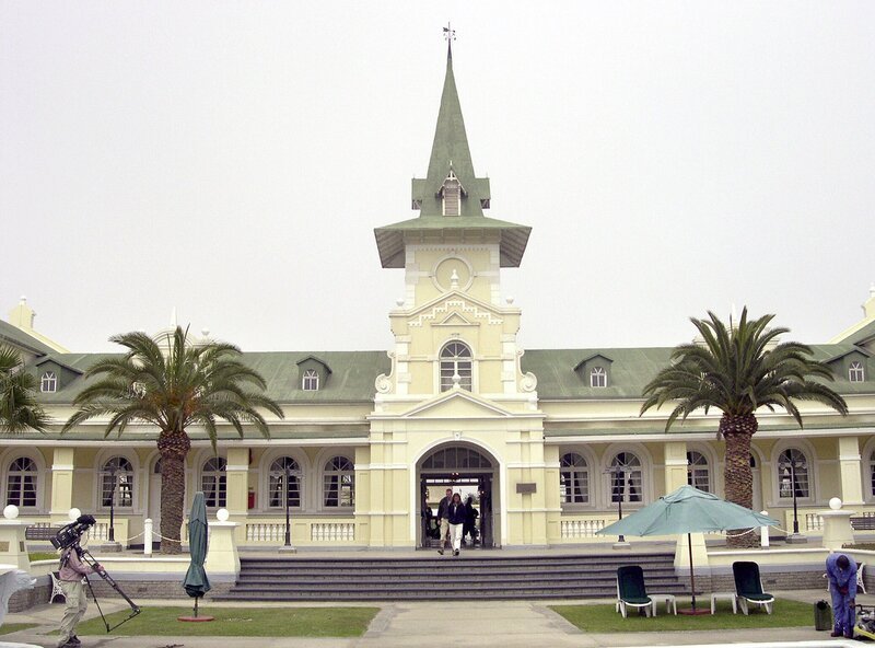 Der ehemalige Bahnhof in Swakopmund ist heute Hotel und Kasino. – Bild: SWR